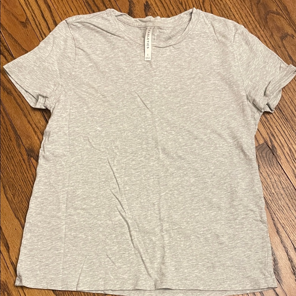 Fabletics Light Gray Short Sleeve Tee